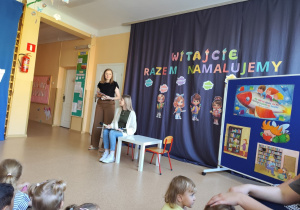 Panie z blibioteki czytają.