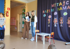 Panie z blibioteki czytają.