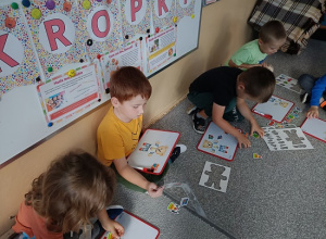 Zabawy z misiem- doskonalenie pojęć: nad, pod, obok, z prawej, z lewej strony