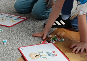 dzieci układają obrazki na tablicach magnetycznych