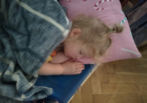 dziewczynka śpi na leżaku