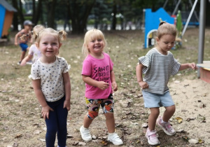 dzieci bawią się na placu zabaw
