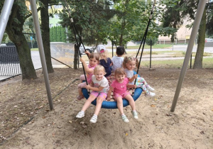 dzieci huśtają się na huśtawce