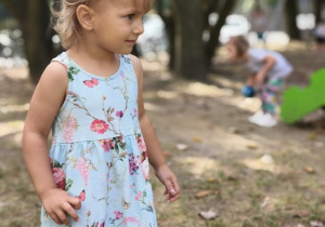 dziewczynka stoi na placu zabaw
