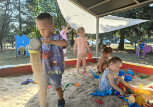 dzieci bawią się w piaskownicy