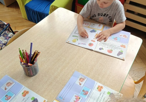 dzieci rysują w książkach