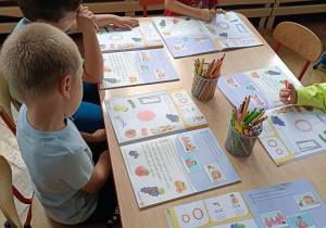 dzieci rysują w książce