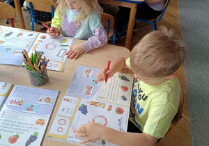 dzieci rysują w książce