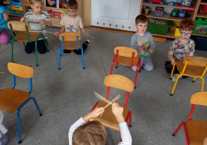 dzieci grają na drewnianych łyżkach