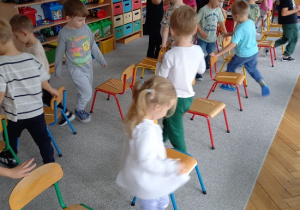 dzieci okrążają krzesełka