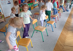 dzieci okrążają krzesełka