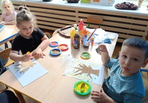 dzieci wykonują pracę malarską