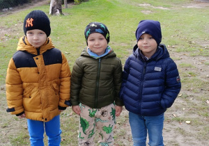 chłopcy pozują do zdjęcia