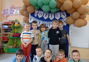 chłopcy pozują do zdjęcia na ściance z balonami