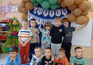 chłopcy pozują do zdjęcia na ściance z balonami