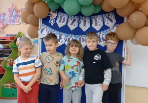 chłopcy pozują do zdjęcia na ściance z balonami