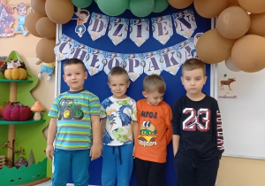 chłopcy pozują do zdjęcia na ściance z balonami