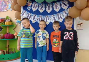 chłopcy pozują do zdjęcia na ściance z balonami