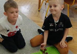 dzieci grają w grę z wykorzystaniem kasztanówdzieci grają w grę z wykorzystaniem kasztanów