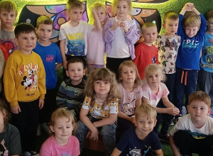 dzieci pozują do zdjecia