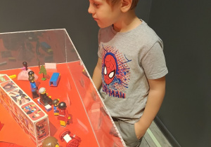chłopiec ogląda wystawę klocków Lego