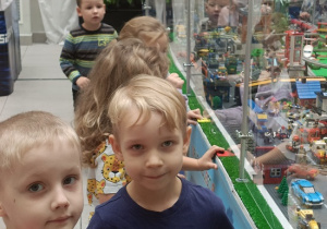 dzieci oglądaja wystawę klocków Lego