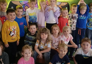dzieci pozują do zdjęcia