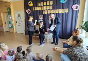 Słuchamy wierszy.