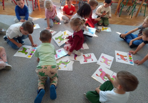 dzieci oglądają ilustracje z psami