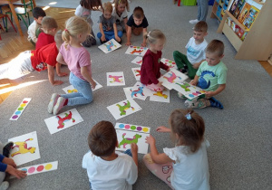 dzieci oglądają ilustracje z psami