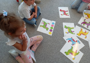 dzieci oglądają ilustracje z psami