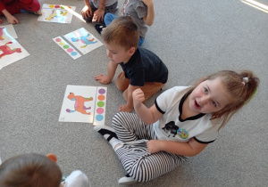 dzieci oglądają ilustracje z psami