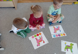 dzieci oglądają ilustracje z psami