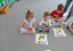 dzieci oglądają ilustracje z psami