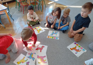 dzieci oglądają ilustracje z psami