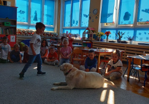 chłopiec biegnie obok psa