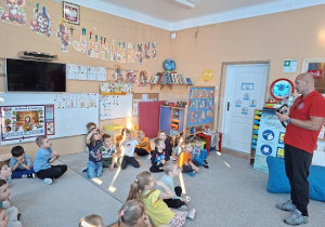 Pan ratownik opowiada dzieciom o zasadach bezpieczeństwa nad wodą