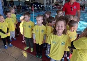 dzieci w żółtych koszulkach