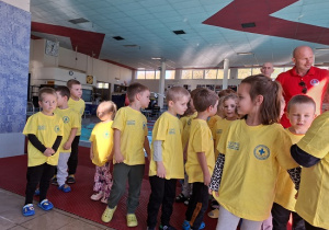 dzieci w żółtych koszulkach