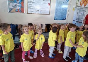 dzieci w żółtych koszulkach