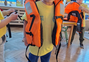 chłopiec w kamizelce ratunkowej