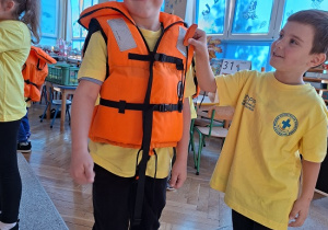 chłopiec w kamizelce ratunkowej