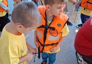 chłopiec w kamizelce ratunkowej