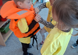 chłopiec w kamizelce ratunkowej