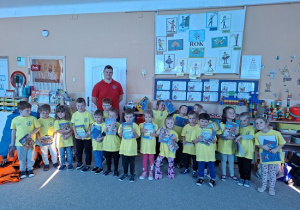 dzieci pozują do zdjęcia w żółtych koszulkach