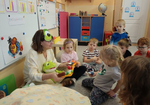 Pani Beatka w masce żabki opowiada dzieciom bajkę