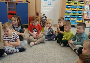 dzieci z uwagą słuchają bajki