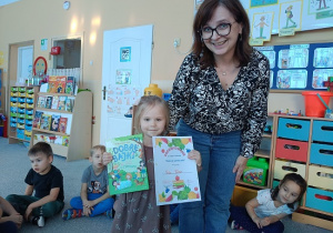 Pani Ewa i dziewczynka z dyplomem i książką