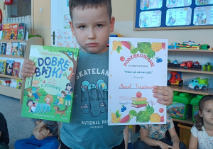 chłopiec z dyplomem i książką