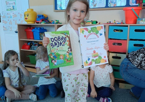 dziewczynka z dyplomem i książką